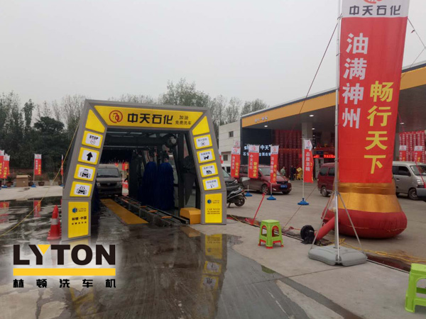 FX-11-7七刷隧道式連續(xù)洗車機整機航空鋁合金材質(zhì)加工而成，國際高端洗車機制造工藝。外形美觀新穎、大方。