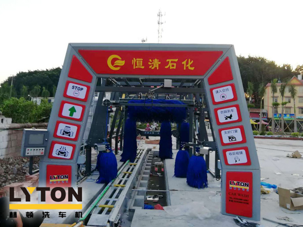 恒清石化引進(jìn)FX-11系列電腦洗車機(jī)，洗車液和水蠟、自動仿行刷洗、自動仿行風(fēng)干。
