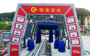 恒清石化引進FX-11系列電腦洗車機，洗車液和水蠟、自動仿行刷洗、自動仿行風干。