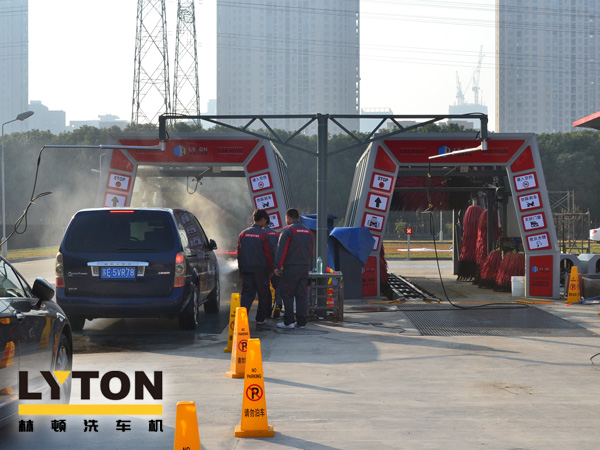 林頓fx11電腦洗車機2套（名駿百盛汽車服務(wù)連鎖選購配置），客流量較大汽車美容店行業(yè)推薦配置。