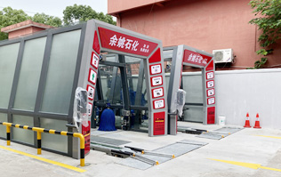 寧波余姚石化陽明西路站選配林頓FX11系列隧道式洗車機2套！加油免費洗車，讓利于民，讓老百姓享受到真正的實惠！