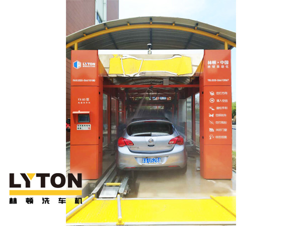 林頓fx80型隧道式電腦洗車機(jī)設(shè)備主要模塊包含高壓預(yù)洗系統(tǒng)、超柔側(cè)刷系統(tǒng)、泡沫清洗系統(tǒng)、亮光蠟系統(tǒng)、自動仿形風(fēng)干系統(tǒng)、智能控制系統(tǒng)等。