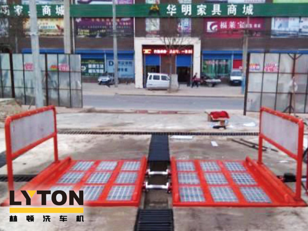 經(jīng)濟(jì)型工程車(chē)輛自動(dòng)洗輪機(jī)是林頓電腦洗車(chē)機(jī)專(zhuān)為沖洗各類(lèi)工程車(chē)輛的輪胎及底盤(pán)而設(shè)計(jì)，該設(shè)備結(jié)構(gòu)簡(jiǎn)單，功能齊全，高壓沖洗工程車(chē)輛底盤(pán)及兩側(cè)。