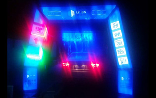 絢麗多彩，新穎潮流！藍(lán)色款隧道式電腦洗車機(jī)夜間亮燈效果