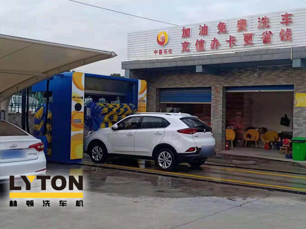 中魯石化加油站配置GD-20A型龍門往復式全自動電腦洗車機！加油也可免費洗車機啦！