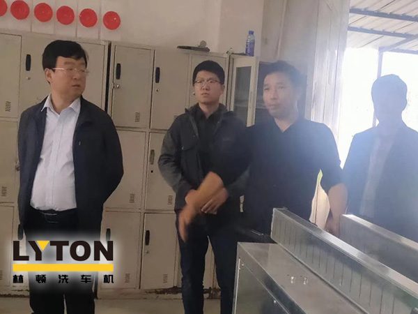 崔總向領導們講解了整個林頓電腦洗車機生產(chǎn)流程及工藝制作，對于電腦洗車機整個裝配過程考察團給予了極大的贊許。