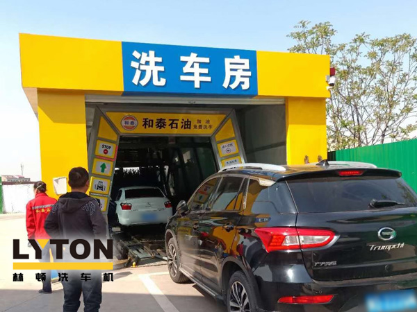 “加油+免費(fèi)洗車服務(wù)”新型營(yíng)銷組合模式！一臺(tái)電腦全自動(dòng)洗車機(jī)的威力能有多大?能讓加油站帶來(lái)什么改變?