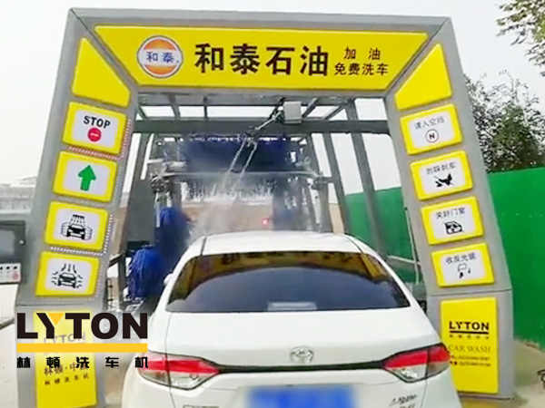 黃色款林頓FX-11系列隧道式連續(xù)全自動(dòng)洗車機(jī)設(shè)備，外表高壓沖洗、仿型超柔刷洗、輪刷清洗等，眾多客戶選擇！