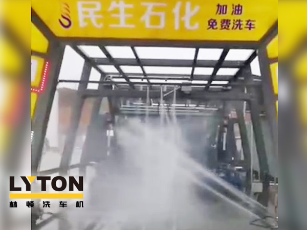 黃色款林頓FX-11系列隧道式連續(xù)全自動(dòng)洗車機(jī)設(shè)備，外表高壓沖洗、仿型超柔刷洗、輪刷清洗等，眾多客戶選擇！
