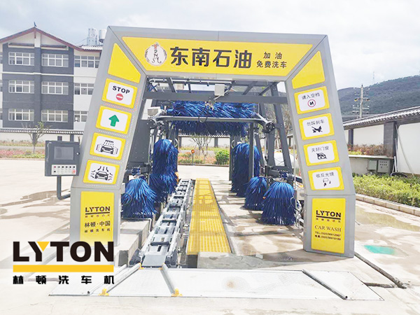 黃色款林頓FX-11系列隧道式連續(xù)全自動(dòng)洗車機(jī)設(shè)備，外表高壓沖洗、仿型超柔刷洗、輪刷清洗等，眾多客戶選擇！