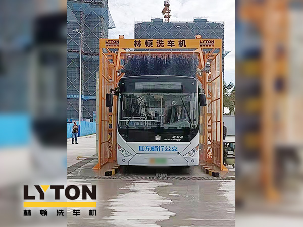 為乘客打造整潔乘車環(huán)境，如東暢行公交配置林頓3刷大巴全自動(dòng)洗車機(jī)