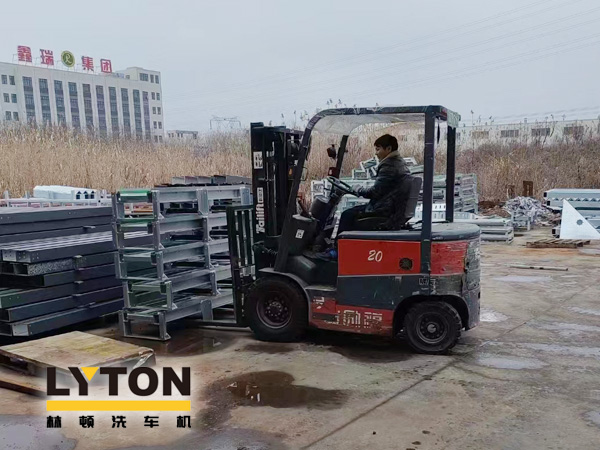 眾多加油站及公司自動洗車設備的供應商！品質肯定！林頓全自動洗車機發(fā)貨現(xiàn)場