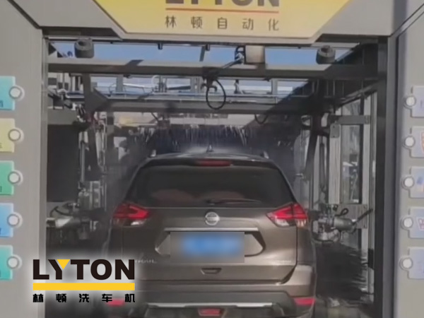 江南古鎮(zhèn)周莊網(wǎng)紅打卡加油站全自動洗車機安裝完工！現(xiàn)調(diào)試洗車！