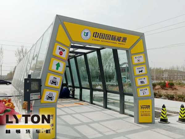 隧道式全自動(dòng)洗車機(jī)——高效、快速、節(jié)水的洗車設(shè)備，適用于多種車型的清洗。