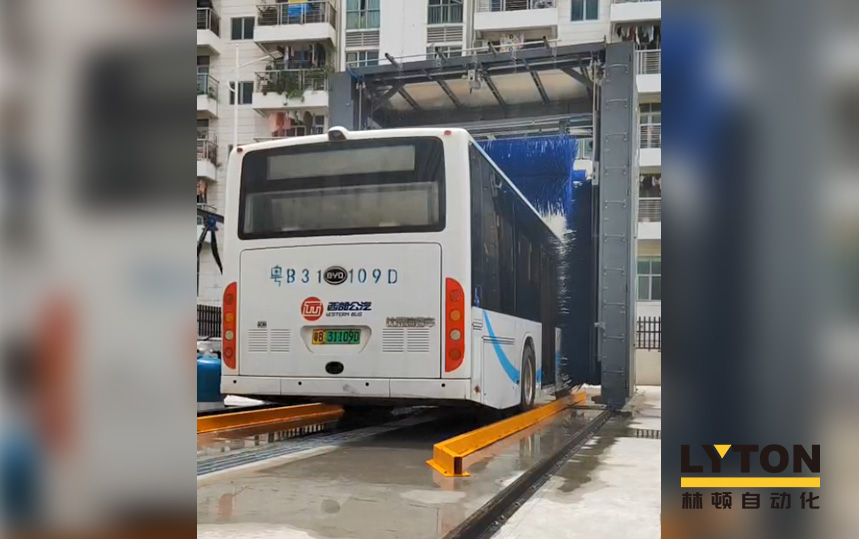 LM-360系列往復式洗車機 廣泛應(yīng)用于全國各大城市公交系統(tǒng)
